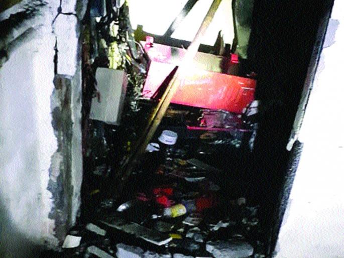 Fire crews injured in a cylinder blast in Aeroli | ऐरोलीतील सिलिंडर स्फोटात अग्निशमनचे कर्मचारी जखमी, पंपहाउसमध्ये सुरक्षारक्षकांचा निवास