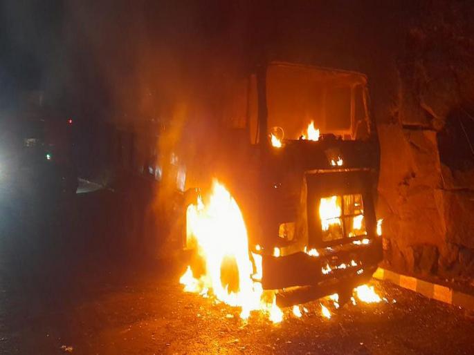 Dumper gutted in fire at Mumbra; Midnight incident, no one injured | मुंब्रा येथे आगीत डंपर जळाला; मध्यरात्रीची घटना, कुणीही जखमी नाही Dumper gutted in fire at Mumbra; Midnight incident, no one injured | मुंब्रा येथे आगीत डंपर जळाला; मध्यरात्रीची घटना, कुणीही जखमी नाही