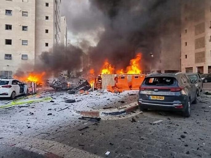 Hamas fires 5,000 rockets, killing five, wounding 100, including Israel's mayor | हमासने इस्रायलवर ५००० रॉकेट डागले, १०० जण गंभीर जखमी; PM नेतन्याहू यांनी बोलावली बैठक Hamas fires 5,000 rockets, killing five, wounding 100, including Israel's mayor | हमासने इस्रायलवर ५००० रॉकेट डागले, १०० जण गंभीर जखमी; PM नेतन्याहू यांनी बोलावली बैठक