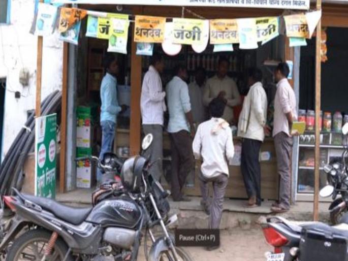 A demand of Rs 1,200 for cotton seed at Rs 864; Action by Agriculture Department by sending dummy customers | कपाशीच्या ८६४ रुपयांच्या बियाणांसाठी १२००रुपयांची मागणी; डमी ग्राहक पाठवून कृषी विभागाची कारवाई A demand of Rs 1,200 for cotton seed at Rs 864; Action by Agriculture Department by sending dummy customers | कपाशीच्या ८६४ रुपयांच्या बियाणांसाठी १२००रुपयांची मागणी; डमी ग्राहक पाठवून कृषी विभागाची कारवाई