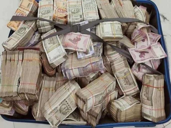 Cash worth crores found at IGT Airport in Delhi; IT inquiry going on | अबब! दिल्लीत IGT एअरपोर्टवर सापडली कोट्यवधीची रोकड; IT अधिकारी मोजून मोजून दमले Cash worth crores found at IGT Airport in Delhi; IT inquiry going on | अबब! दिल्लीत IGT एअरपोर्टवर सापडली कोट्यवधीची रोकड; IT अधिकारी मोजून मोजून दमले