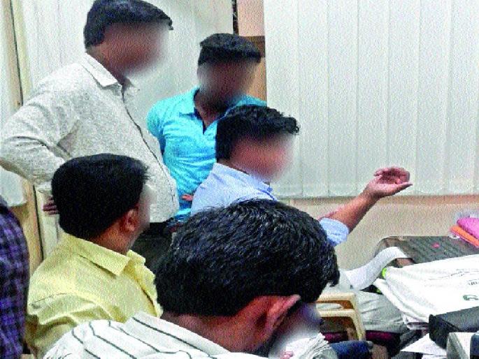 Shopkeepers capture at the Ration office | रेशन कार्यालयावर दुकानदारांचा कब्जा Shopkeepers capture at the Ration office | रेशन कार्यालयावर दुकानदारांचा कब्जा