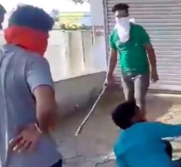 Accusations of accused being tied to his mouth in Nagpur | नागपुरातील जरीपटक्यात तोंडाला दुपट्टा बांधलेल्या आरोपींचा धुमाकूळ Accusations of accused being tied to his mouth in Nagpur | नागपुरातील जरीपटक्यात तोंडाला दुपट्टा बांधलेल्या आरोपींचा धुमाकूळ