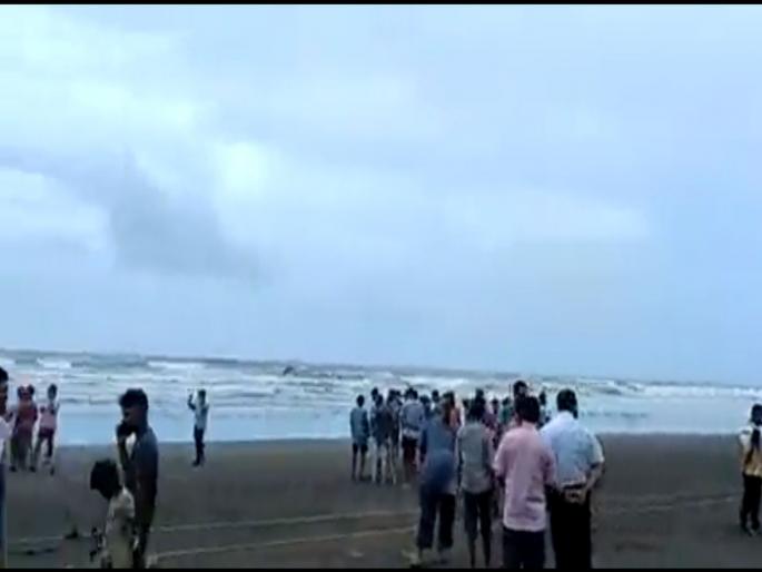 Alert! Suspicious boat on the beach or Harihareshwar, Information about weapon found in boat, AK-47 found in boat in Shrivardhan | अलर्ट! महाराष्ट्रात पुन्हा घातपाताची शक्यता?; श्रीवर्धनमध्ये बोटीत AK-४७ आढळल्या