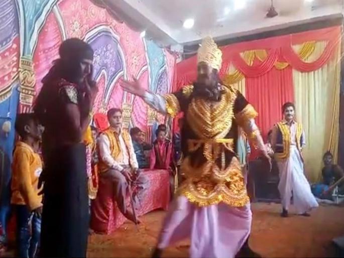Ravan Falls Ill Dies In Ayodhya A Day After On-Stage Death Of Hanuman In Fatehpur Heart Arrest | 'रामलीला'मध्ये हनुमानानंतर आता रावणाची भूमिका करणाऱ्याचा मंचावरच अचानक मृत्यू Ravan Falls Ill Dies In Ayodhya A Day After On-Stage Death Of Hanuman In Fatehpur Heart Arrest | 'रामलीला'मध्ये हनुमानानंतर आता रावणाची भूमिका करणाऱ्याचा मंचावरच अचानक मृत्यू