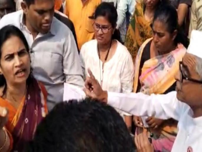 In Nashik Onion Price issue increase, Farmers Aggressive when Union Minister bharati pawar came | कांदाप्रश्नी केंद्रीय मंत्र्यांना घेराव: शेतकऱ्यांनी घेतला आक्रमक पवित्रा In Nashik Onion Price issue increase, Farmers Aggressive when Union Minister bharati pawar came | कांदाप्रश्नी केंद्रीय मंत्र्यांना घेराव: शेतकऱ्यांनी घेतला आक्रमक पवित्रा