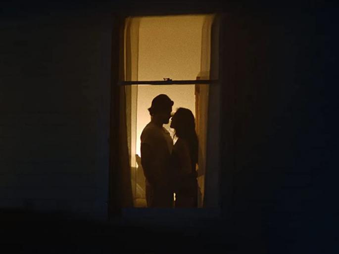 Couple arrested for live streaming private moments while wearing masks | मास्क लावून नको त्या खासगी क्षणाचे करायचे 'लाईव्ह स्ट्रिमिंग'; जोडप्याला पोलिसांनी केली अटक