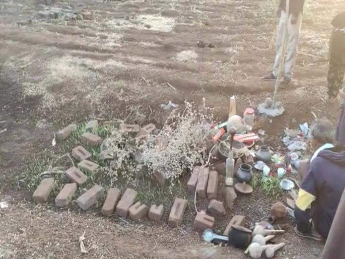 Suspicious death of sugarcane worker; The dead body was buried in salt without funeral rites | बापरे! ऊसतोड मजूराचा संशयास्पद मृत्यू; अंत्यविधी न करता प्रेत मिठात पुरुन ठेवलं Suspicious death of sugarcane worker; The dead body was buried in salt without funeral rites | बापरे! ऊसतोड मजूराचा संशयास्पद मृत्यू; अंत्यविधी न करता प्रेत मिठात पुरुन ठेवलं