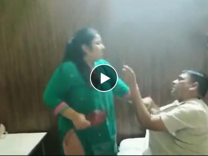 Video: Seeing her husband with another woman, the wife slapped him with a shoe | Video: पती पत्नी और वो! दुसऱ्या महिलेसोबत पतीला पाहून बायकोनं चपलेने हाणला Video: Seeing her husband with another woman, the wife slapped him with a shoe | Video: पती पत्नी और वो! दुसऱ्या महिलेसोबत पतीला पाहून बायकोनं चपलेने हाणला