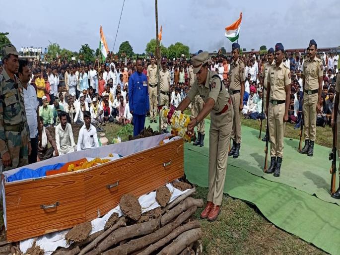 A final farewell to martyr Machhindranath Chapolkar in a mournful atmosphere | शहीद जवान मच्छिंद्रनाथ चापोलकर यांना शोकाकुल वातावरणात अखेरचा निरोप A final farewell to martyr Machhindranath Chapolkar in a mournful atmosphere | शहीद जवान मच्छिंद्रनाथ चापोलकर यांना शोकाकुल वातावरणात अखेरचा निरोप