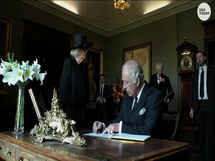The ink spilled from the pen while signing, King Charles III loses temper again on camera | सही करताना पेनमधून गळली शाई, राजे संतापले; नेमकं काय घडलं?  The ink spilled from the pen while signing, King Charles III loses temper again on camera | सही करताना पेनमधून गळली शाई, राजे संतापले; नेमकं काय घडलं?
