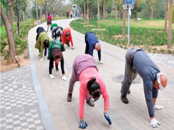 Boredom, agitation or exercise?; People started walking again on four legs at china | कंटाळा, आंदोलन की व्यायाम?; माणसं पुन्हा चालायला लागली चार पायांवर Boredom, agitation or exercise?; People started walking again on four legs at china | कंटाळा, आंदोलन की व्यायाम?; माणसं पुन्हा चालायला लागली चार पायांवर