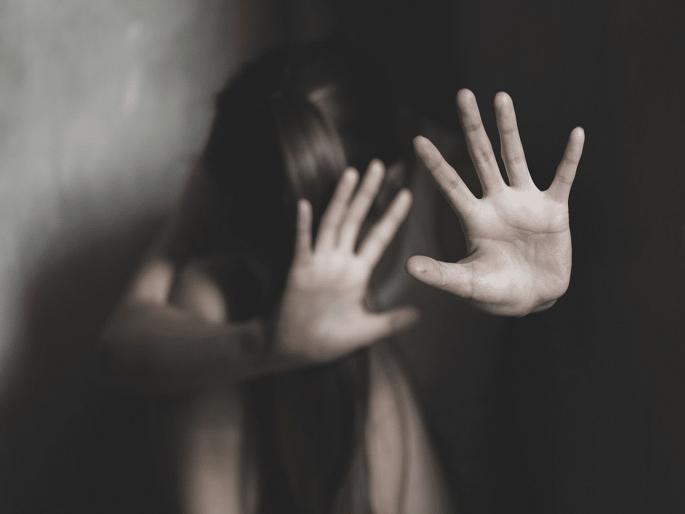 Sexual abuse by father, 18-year-old girl complains in Mumbai | बापच करायचा लैंगिक अत्याचार, १८ वर्षीय मुलीची तक्रार; लहान बहिणीलाही सोडले नाही Sexual abuse by father, 18-year-old girl complains in Mumbai | बापच करायचा लैंगिक अत्याचार, १८ वर्षीय मुलीची तक्रार; लहान बहिणीलाही सोडले नाही
