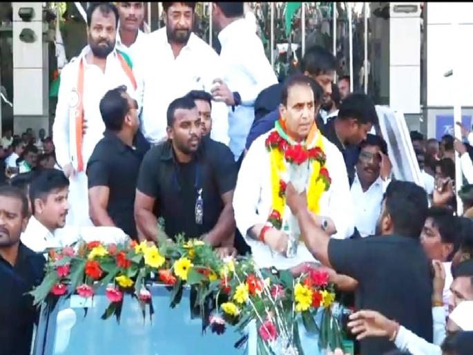 Anil Deshmukh's arrival at Nagpur Airport, warm welcomed by NCP official, member | २१ महिन्यांनी अनिल देशमुख नागपुरात दाखल; कार्यकर्ते, समर्थकांकडून जंगी स्वागत Anil Deshmukh's arrival at Nagpur Airport, warm welcomed by NCP official, member | २१ महिन्यांनी अनिल देशमुख नागपुरात दाखल; कार्यकर्ते, समर्थकांकडून जंगी स्वागत