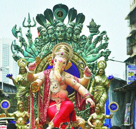 Shivling 75 feet this year in front of the 'Chinchpokli Chintamani' | ‘चिंचपोकळीचा चिंतामणी’च्या दरबारात यंदा ७५ फुटी शिवलिंग