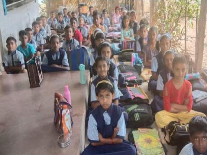 Vikhare Vidyamandir in Kolhapur will soon get a building, students were studying under a tree | कोल्हापुरातील विचारे विद्यामंदिरला लवकरच मिळणार इमारत, विद्यार्थी झाडाखाली बसून घेत होते शिक्षण Vikhare Vidyamandir in Kolhapur will soon get a building, students were studying under a tree | कोल्हापुरातील विचारे विद्यामंदिरला लवकरच मिळणार इमारत, विद्यार्थी झाडाखाली बसून घेत होते शिक्षण