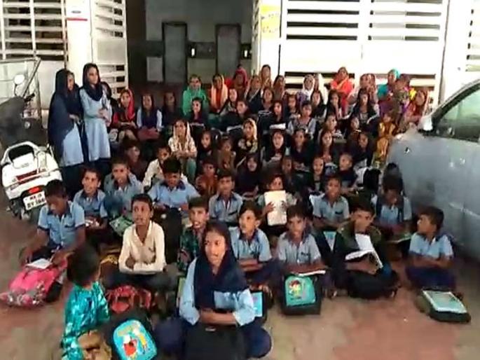 'No bells started, no school is full', the first day of the 'Vishnu' festival is deprived | 'ना घंटा वाजली, ना शाळा भरली', पहिल्याच दिवशी चिमुकले 'प्रवेशोत्सवा'पासून वंचित 'No bells started, no school is full', the first day of the 'Vishnu' festival is deprived | 'ना घंटा वाजली, ना शाळा भरली', पहिल्याच दिवशी चिमुकले 'प्रवेशोत्सवा'पासून वंचित