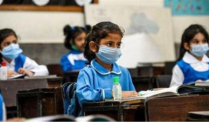 Send children to school or choose online? The decision rests with the parents | मुलांना शाळेत पाठविता की ऑनलाईनचा पर्याय निवडता? निर्णय पालकांनाच घ्यायचा आहे Send children to school or choose online? The decision rests with the parents | मुलांना शाळेत पाठविता की ऑनलाईनचा पर्याय निवडता? निर्णय पालकांनाच घ्यायचा आहे