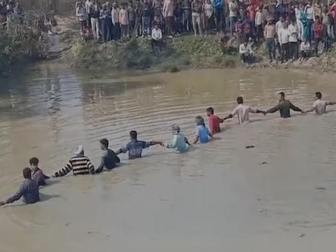 A tractor trolley full of devotees fell into the lake in UP; 15 dead including seven children | भाविकांनी भरलेली ट्रॅक्टर ट्रॉली तलावात पडली; सात मुलांसह १५ जणांचा मृत्यू A tractor trolley full of devotees fell into the lake in UP; 15 dead including seven children | भाविकांनी भरलेली ट्रॅक्टर ट्रॉली तलावात पडली; सात मुलांसह १५ जणांचा मृत्यू