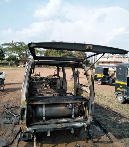 The explosion of gas exploded in Solapura | सोलापूरात गॅसचा स्फोट होऊन शाळकरी मुलांची व्हॅन जळून खाक The explosion of gas exploded in Solapura | सोलापूरात गॅसचा स्फोट होऊन शाळकरी मुलांची व्हॅन जळून खाक