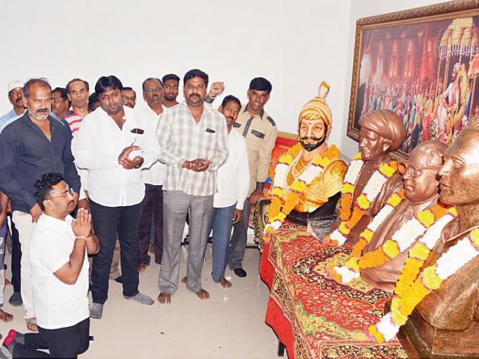 With the blessings of the great men, I won, Shripad Chhandam on the knee in front of Chhatrapati shivaji maharaj | महापुरुषांच्या आशीर्वादानेच मी विजयी, श्रीपाद छिंदम छत्रपतींसमोर नतमस्तक With the blessings of the great men, I won, Shripad Chhandam on the knee in front of Chhatrapati shivaji maharaj | महापुरुषांच्या आशीर्वादानेच मी विजयी, श्रीपाद छिंदम छत्रपतींसमोर नतमस्तक