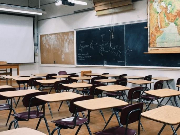 624 schools in the Buldhana district refused to start school! | शाळा सुरू करण्याला जिल्ह्यातील ६२४ शाळांनी दिली नकार घंटा! 624 schools in the Buldhana district refused to start school! | शाळा सुरू करण्याला जिल्ह्यातील ६२४ शाळांनी दिली नकार घंटा!