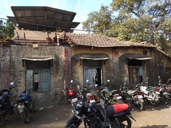 They fill in the fallow schools in the class of garlands | ‘त्या’ पडक्या शाळेत भरतात गर्दुल्यांचे वर्ग They fill in the fallow schools in the class of garlands | ‘त्या’ पडक्या शाळेत भरतात गर्दुल्यांचे वर्ग