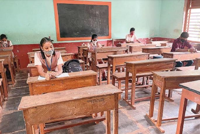 Very low attendance of students in schools due to closure of bus service due to strike of ST staff | ST Strike : काही दिवसांपूर्वीच सुरू झालेल्या शाळा पुन्हा पडू लागल्या ओस