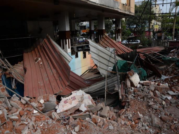 Municipal bulldozer on creative academy encroachment Parents are aggressive about their children's academic year | क्रिएटिव्ह अकॅडमीच्या अतिक्रमणावर महापालिकेचा बुलडोजर; मुलांच्या शैक्षणिक वर्षाबाबत पालक आक्रमक