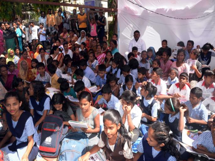 School children came to the streets and electricity feeders started | शाळकरी मुले रस्त्यावर आली अन् वीजेचे फीडर सुरू झाले School children came to the streets and electricity feeders started | शाळकरी मुले रस्त्यावर आली अन् वीजेचे फीडर सुरू झाले