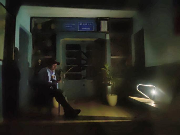 Education of children in Pimpri in darkness; H. A. School power cut for 21 days | पिंपरीत मुलांचे शिक्षण अंधारात; एच. ए. शाळेची २१ दिवसांपासून वीज खंडित Education of children in Pimpri in darkness; H. A. School power cut for 21 days | पिंपरीत मुलांचे शिक्षण अंधारात; एच. ए. शाळेची २१ दिवसांपासून वीज खंडित