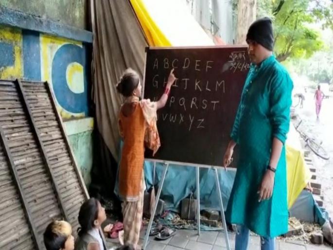 'Shadow School' fills up on pavements for marginalized children in Pune; Initiative of third party Amit Mohite | पुण्यात उपेक्षित मुलांसाठी फुटपाथवर भरते 'सावली शाळा'; तृतीयपंथी अमित मोहिते यांचा उपक्रम 'Shadow School' fills up on pavements for marginalized children in Pune; Initiative of third party Amit Mohite | पुण्यात उपेक्षित मुलांसाठी फुटपाथवर भरते 'सावली शाळा'; तृतीयपंथी अमित मोहिते यांचा उपक्रम