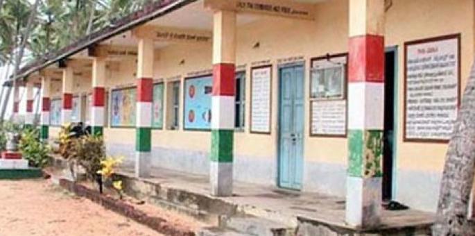 Why the hustle of institutional segregation when there are no facilities? | कोणत्याच सुविधा नसताना संस्थात्मक अलगीकरणाचा हट्ट का ? Why the hustle of institutional segregation when there are no facilities? | कोणत्याच सुविधा नसताना संस्थात्मक अलगीकरणाचा हट्ट का ?