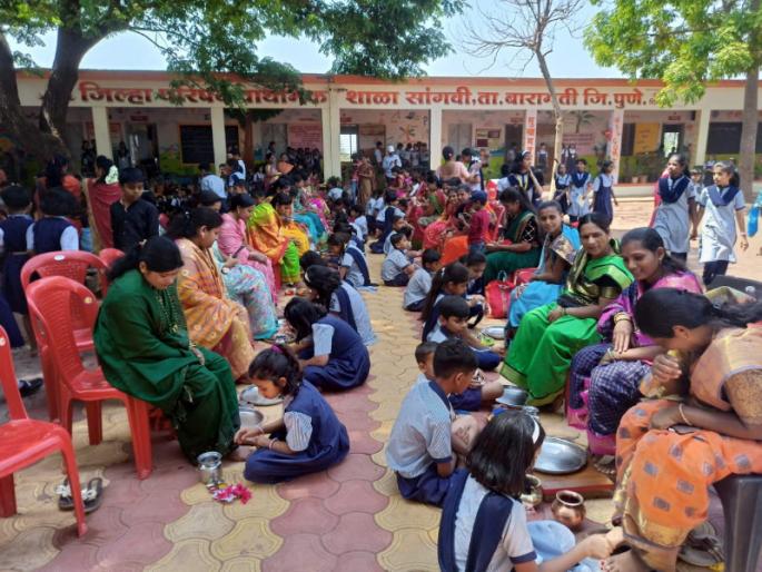 During Matru Poojan Sanskar Sohla, the children washed their mother's feet and had a darshan; Mothers shed tears | मातृपूजन संस्कार सोहळ्यात मुलांनी आईचे पाय धुवून घेतले दर्शन; मातांना अश्रू अनावर During Matru Poojan Sanskar Sohla, the children washed their mother's feet and had a darshan; Mothers shed tears | मातृपूजन संस्कार सोहळ्यात मुलांनी आईचे पाय धुवून घेतले दर्शन; मातांना अश्रू अनावर