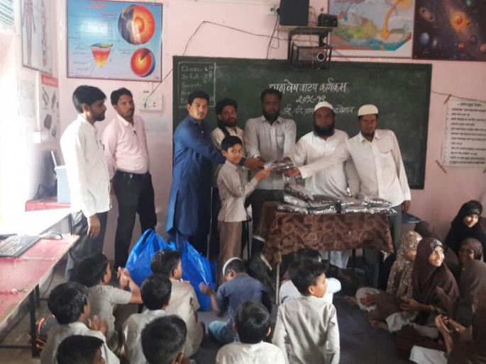 School uniforms received after two months | दोन महिन्यानंतर मिळाले शालेय गणवेश School uniforms received after two months | दोन महिन्यानंतर मिळाले शालेय गणवेश