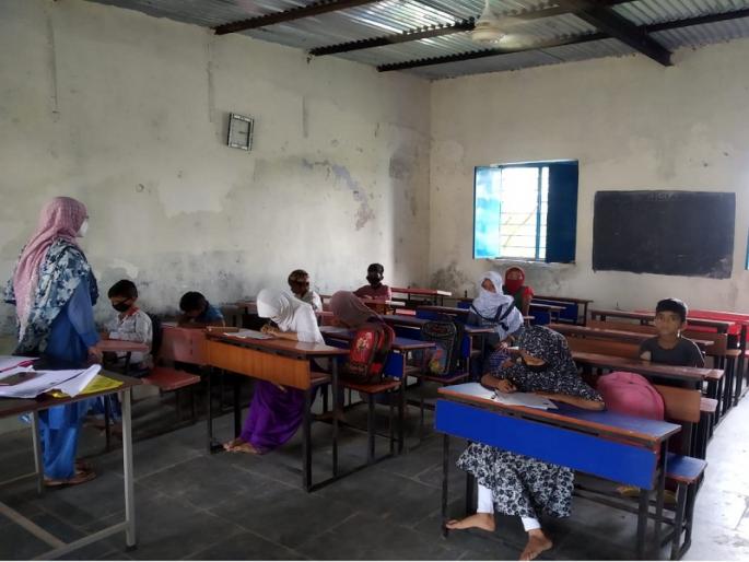 Classes of 4th to 8th std started in Coronafree Kagajipura; Enthusiastic arrival of children with friends | कोरोनामुक्त कागजीपुऱ्यात ४ थी ते ८ वीचे वर्ग सुरु; मित्रांच्यासोबतीने बालकांचे उत्साहात आगमन Classes of 4th to 8th std started in Coronafree Kagajipura; Enthusiastic arrival of children with friends | कोरोनामुक्त कागजीपुऱ्यात ४ थी ते ८ वीचे वर्ग सुरु; मित्रांच्यासोबतीने बालकांचे उत्साहात आगमन