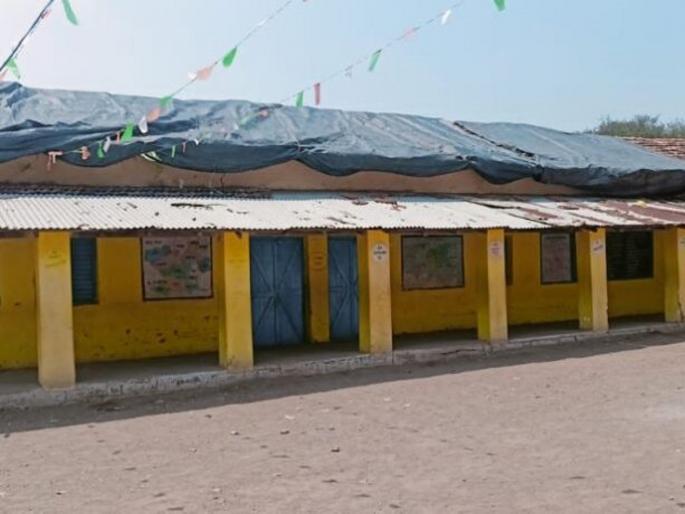 Should you look at the board or the fallen walls, the ceiling? Students and teachers are facing a crisis | फळ्याकडे पहावे की पडक्या भिंती, छताकडे? विद्यार्थी, शिक्षकांवर घोंगावते संकट 