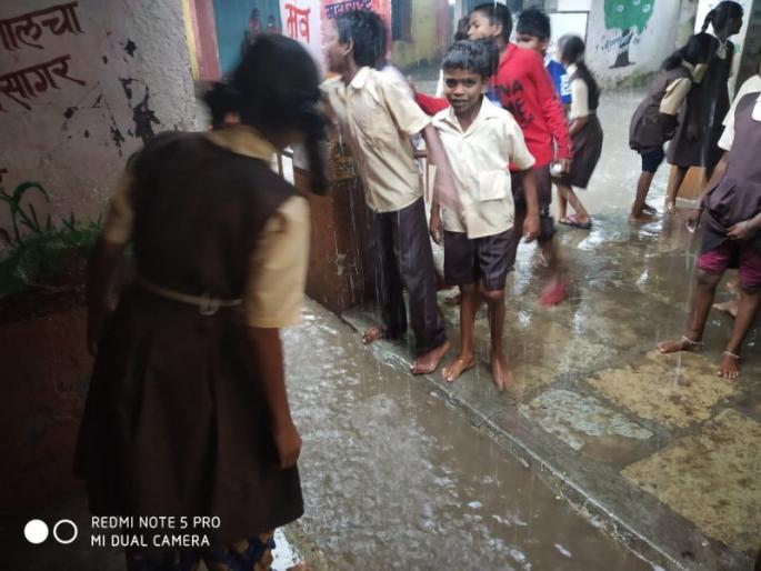 Washim : Water infiltrated at Zilla Parishad School in Dawha | ‘शाळेभोवती’ नव्हे...शाळेतच साचले तळे; विद्यार्थ्यांना मिळाली सुटी Washim : Water infiltrated at Zilla Parishad School in Dawha | ‘शाळेभोवती’ नव्हे...शाळेतच साचले तळे; विद्यार्थ्यांना मिळाली सुटी