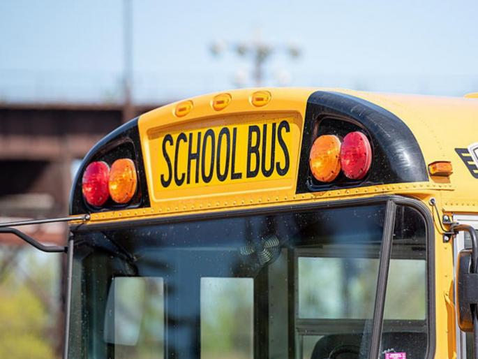 25 to 30 students in the bus; it hit a pillar on the side of the road, some students were injured | Pune: बसमध्ये २५ ते ३० विद्यार्थी; रस्त्याच्या कडेला असलेल्या खांबावर आदळली, काही विद्यार्थी जखमी 25 to 30 students in the bus; it hit a pillar on the side of the road, some students were injured | Pune: बसमध्ये २५ ते ३० विद्यार्थी; रस्त्याच्या कडेला असलेल्या खांबावर आदळली, काही विद्यार्थी जखमी