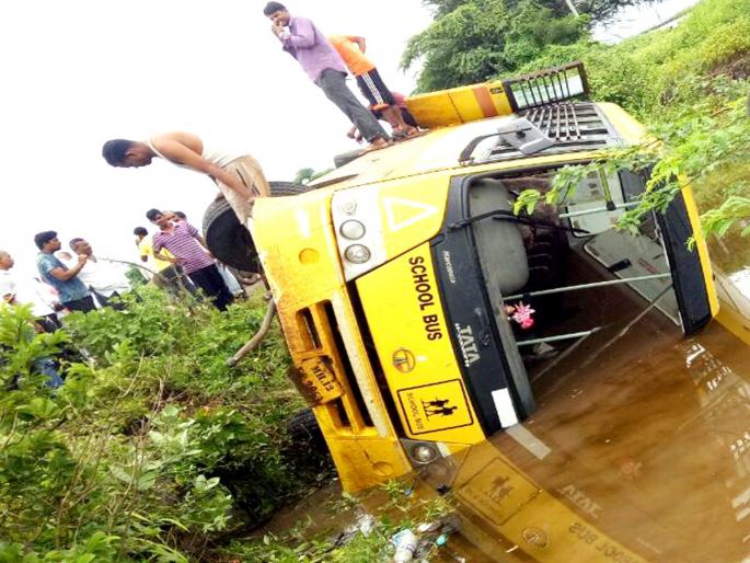 School Bus Roots, 5 Youth Save 52 Children's Lives | ओढ्यात शाळेची बस उलटली, पाच तरुणांमुळे वाचले ५२ मुलांचे प्राण