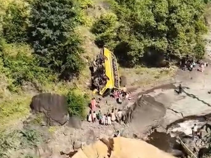 School bus Accident: falls into a valley near Akkalkuwa; Horrific accident at Amlibari, one student dies, 15 students seriously injured | अक्कलकुवाजवळ शालेय बस दरीत कोसळली; अमलीबारी येथे भीषण अपघात, एका विद्यार्थ्याचा मृत्यू, १५ गंभीर School bus Accident: falls into a valley near Akkalkuwa; Horrific accident at Amlibari, one student dies, 15 students seriously injured | अक्कलकुवाजवळ शालेय बस दरीत कोसळली; अमलीबारी येथे भीषण अपघात, एका विद्यार्थ्याचा मृत्यू, १५ गंभीर