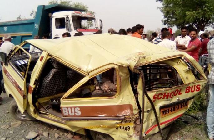 Unmanned Tipper school collapses in Vancouver, 9 injured | नागपुरात अनियंत्रीत टिप्परची स्कूल व्हॅनला धडक , ९ जखमी