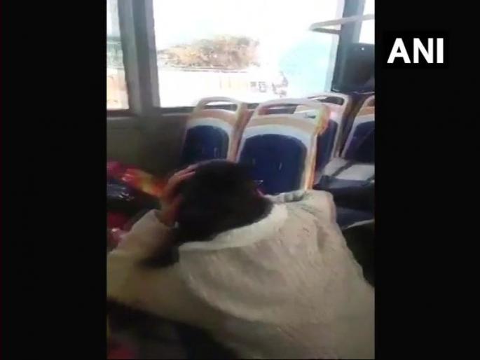 karni sena attack on children over film padmavat | Video : संतापजनक ! 'पद्मावत'ला विरोध करणाऱ्या करणी सेनेचा शाळेच्या बसवर हल्ला, 18 जण अटकेत karni sena attack on children over film padmavat | Video : संतापजनक ! 'पद्मावत'ला विरोध करणाऱ्या करणी सेनेचा शाळेच्या बसवर हल्ला, 18 जण अटकेत