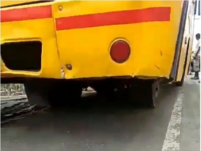 school bus ferries kids with one tyre less in Palghar | 'त्या' स्कूल बसला एक टायरच नव्हता, नशीब बलवत्तर म्हणून मुलं वाचली! school bus ferries kids with one tyre less in Palghar | 'त्या' स्कूल बसला एक टायरच नव्हता, नशीब बलवत्तर म्हणून मुलं वाचली!