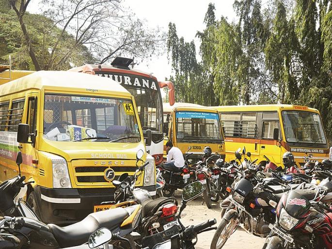 In Aurangabad, 14 school buses are outdated found in RTO examamination | औरंगाबादेत शाळांच्या १४ बस कालबाह्य असल्याचे तपासणीत आले समोर In Aurangabad, 14 school buses are outdated found in RTO examamination | औरंगाबादेत शाळांच्या १४ बस कालबाह्य असल्याचे तपासणीत आले समोर