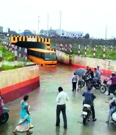 A school bus was trapped in an underbridge filled with water | पाण्याने तुडुंब भरलेल्या अंडरब्रिजमध्येस्कूल बस फसली A school bus was trapped in an underbridge filled with water | पाण्याने तुडुंब भरलेल्या अंडरब्रिजमध्येस्कूल बस फसली