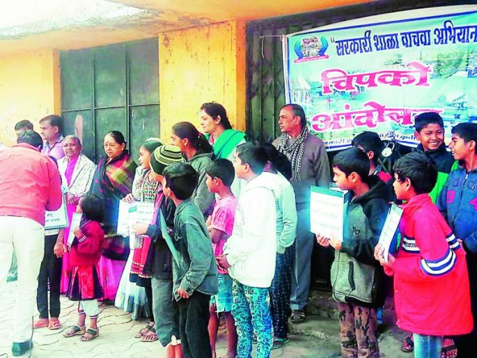 Start our school ... Start: Chipko agitation in Municipal School of Sonnegaon | आमची शाळा सुरू करा... सुरू करा : सोनेगावच्या मनपा शाळेत चिपको आंदोलन