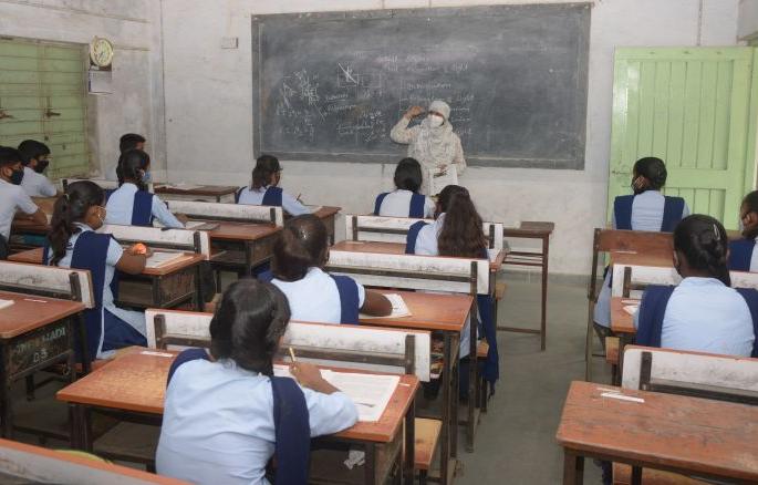 On the second day , the number of students increased by 4,000: 14 more teachers were positive | दुसऱ्याच दिवशी ४,००० विद्यार्थी वाढले : आणखी १४ शिक्षक पॉझिटिव्ह  On the second day , the number of students increased by 4,000: 14 more teachers were positive | दुसऱ्याच दिवशी ४,००० विद्यार्थी वाढले : आणखी १४ शिक्षक पॉझिटिव्ह