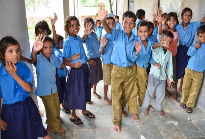 Only poor students will give Diwali gifts to slum students | गरीब विद्यार्थीच देणार झोपडपट्टीतील विद्यार्थिनीला दिवाळी भेट Only poor students will give Diwali gifts to slum students | गरीब विद्यार्थीच देणार झोपडपट्टीतील विद्यार्थिनीला दिवाळी भेट