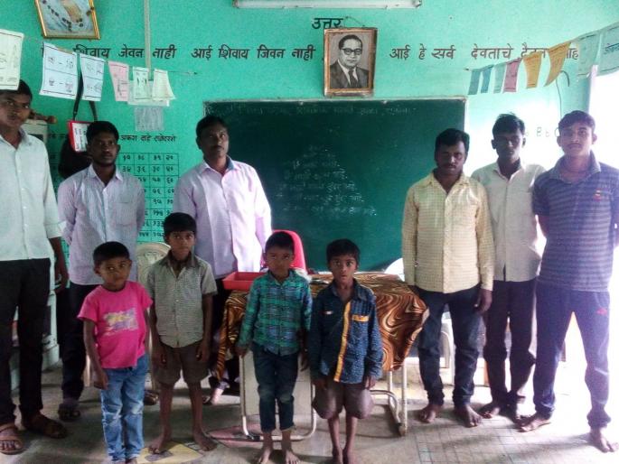 Lokmat's impact: Finally, school started at village | लोकमतचा प्रभाव : अखेर एकांब्याची जिल्हा परिषद शाळा सुरू  Lokmat's impact: Finally, school started at village | लोकमतचा प्रभाव : अखेर एकांब्याची जिल्हा परिषद शाळा सुरू